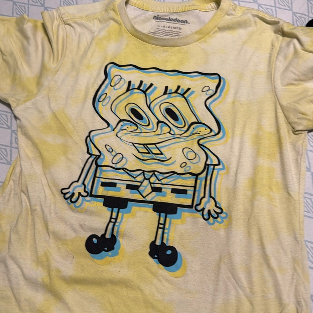 A Nickelodeon sponge bog shirt like brand new size is L/G/G (10/12)